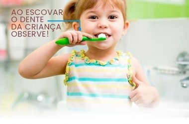 Ao escovar o dente da criança observe!