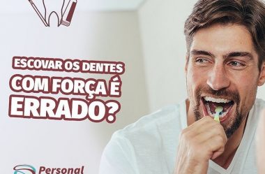 Escovar os dentes com força é errado?